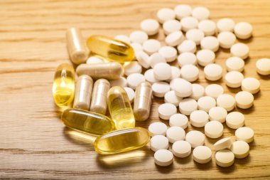 Kapsül omega 3 ile ve parlak bir doku, sağlıklı beslenme kavramı D vitamini balık yağı