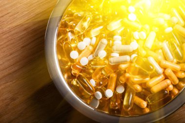 Kapsül omega 3 ile ve parlak bir doku, sağlıklı beslenme kavramı D vitamini balık yağı