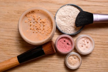 Dekoratif kozmetik kümesi. Toz, ışıltı, göz farı, allık ve folyo Metalik arka plan, güzellik ve makyaj konsept üzerine fırça