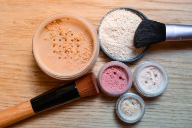 Dekoratif kozmetik kümesi. Toz, ışıltı, göz farı, allık ve folyo Metalik arka plan, güzellik ve makyaj konsept üzerine fırça