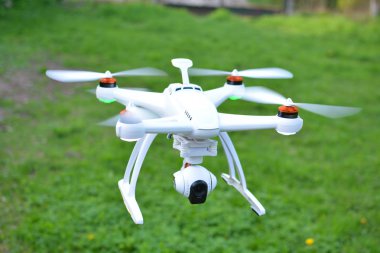 Yeni renk Blade robot quadcopter 4k ile bir yeşil çimenlerin üzerinde uçan ve filme Cgo3 fotoğraf makinesi 