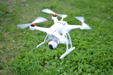 Yeni renk Blade robot quadcopter 4k ile bir yeşil çimenlerin üzerinde uçan ve filme Cgo3 fotoğraf makinesi 