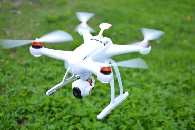 Yeni renk Blade robot quadcopter 4k ile bir yeşil çimenlerin üzerinde uçan ve filme Cgo3 fotoğraf makinesi 