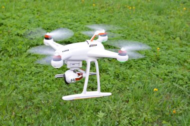 Yeni renk Blade robot quadcopter 4k ile bir yeşil çimenlerin üzerinde uçan ve filme Cgo3 fotoğraf makinesi 