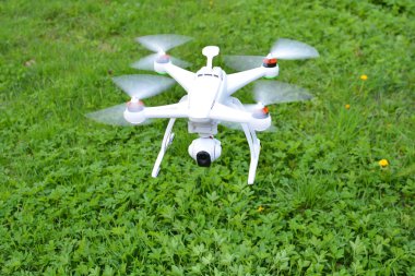 Yeni renk Blade robot quadcopter 4k ile bir yeşil çimenlerin üzerinde uçan ve filme Cgo3 fotoğraf makinesi 