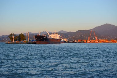 gün batımında terminal deniz limanda büyük gemi 
