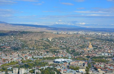 Hava ısmarlayarak şehir binaların güneşli