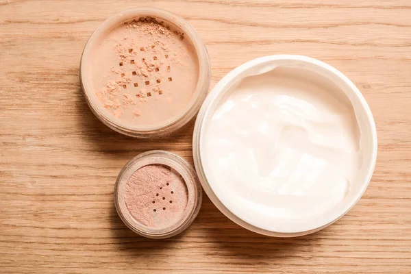 Dekoratif kozmetik kümesi. Toz, ışıltı, göz farı, allık ve folyo Metalik arka plan, güzellik ve makyaj konsept üzerine fırça