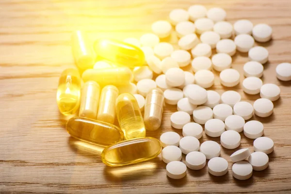 Capsules d'huile de poisson avec oméga 3 et vitamine D sur une texture brillante, concept d'alimentation saine — Photo