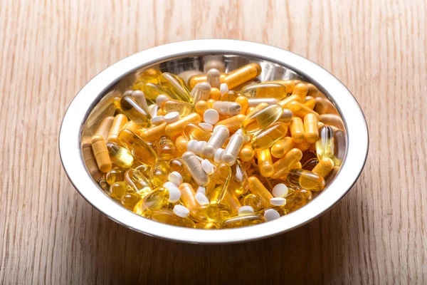 Capsules d'huile de poisson avec oméga 3 et vitamine D sur une texture brillante, concept d'alimentation saine — Photo