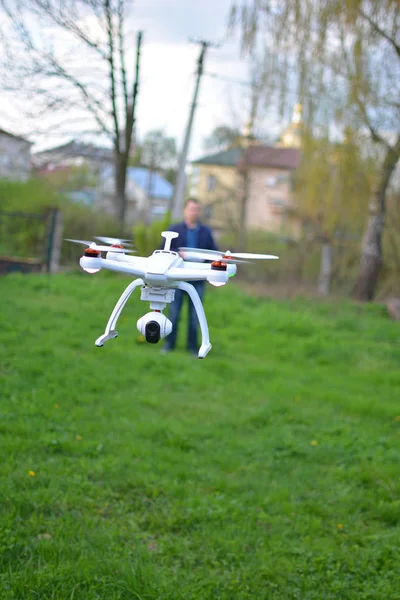 Nowe ostrza Chroma drone i zaburzenia operatora rysunek, quadcopter z 4 k Cgo3 aparatu, pływające i filmowanie — Zdjęcie stockowe