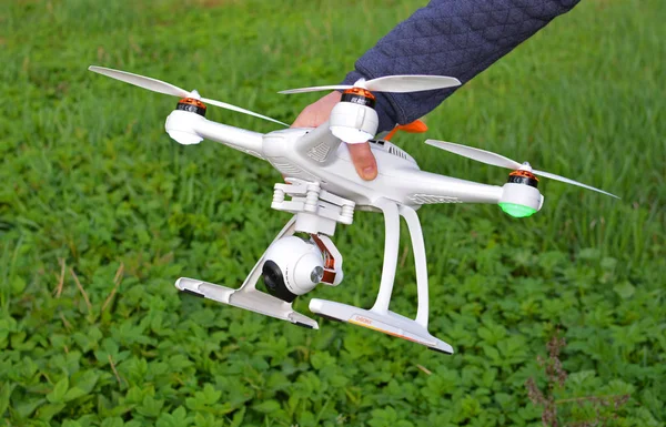 Homem segurando novo drone Chroma Blade, quadricóptero com câmera 4K CGO3, voando e filmando — Fotografia de Stock