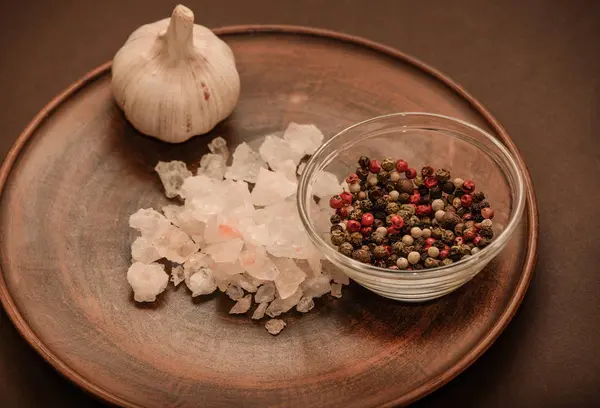 Bütün karabiber, sarımsak ve gül tuz