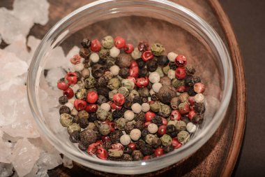 Whset bütün karabiber ve gül tuz kümesi. Avuç kırmızı, siyah, beyaz karabiber ve tuz argil plateole karabiber Tarih ve gül tuz. Avuç kırmızı, siyah, beyaz karabiber ve tuz argil plaka üzerinde