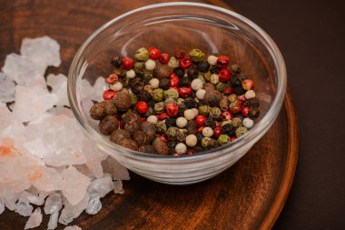 Whset bütün karabiber ve gül tuz kümesi. Avuç kırmızı, siyah, beyaz karabiber ve tuz argil plateole karabiber Tarih ve gül tuz. Avuç kırmızı, siyah, beyaz karabiber ve tuz argil plaka üzerinde