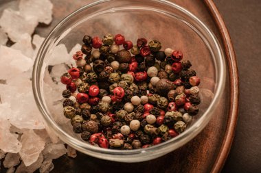 Whset bütün karabiber ve gül tuz kümesi. Avuç kırmızı, siyah, beyaz karabiber ve tuz argil plateole karabiber Tarih ve gül tuz. Avuç kırmızı, siyah, beyaz karabiber ve tuz argil plaka üzerinde