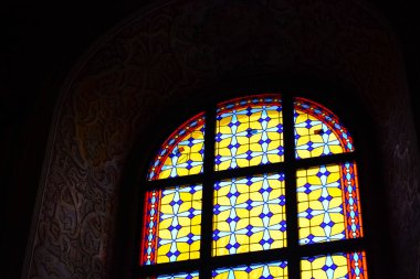 Bernardine Kilisesi ve Manastırı (Kilise St. Andrew) Lviv, Ukrayna. Kilise ve sur 1600-1630 inşa edildi. Güzel vitray pencere. Din ve sanat kavramı.
