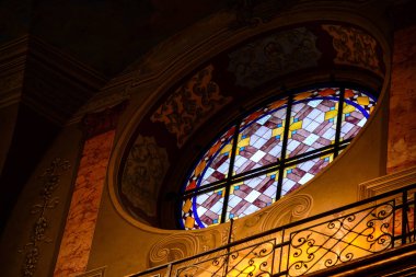 Bernardine Kilisesi ve Manastırı (Kilise St. Andrew) Lviv, Ukrayna. Kilise ve sur 1600-1630 inşa edildi. Güzel vitray pencere. Din ve sanat kavramı.