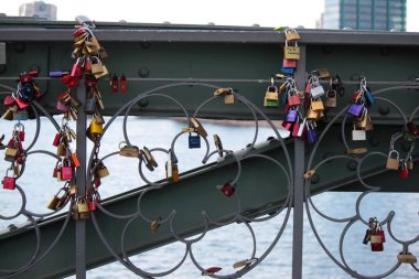 korkuluk köprüde asılı kilitler seviyorum