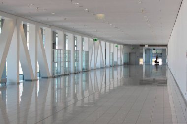 İnsanlar geçen bina iç koridor