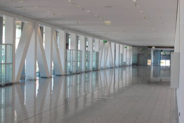 İnsanlar geçen bina iç koridor