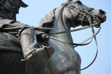 Torino 'daki savaşta ölen savaşçıların heykeli.