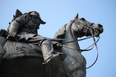 Torino 'daki savaşta ölen savaşçıların heykeli.