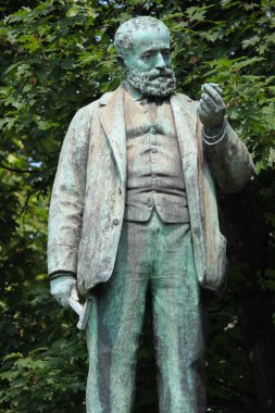 Kentsel parktaki bronz heykel