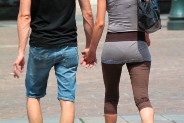 Şehir merkezinde yürüyen insanlar.