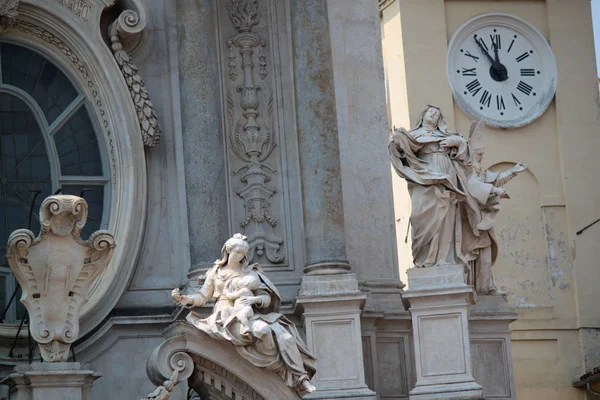 Historiska Katolska Kyrkan Exteriör Med Religiösa Symboler — Stockfoto