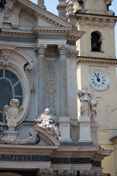 Histórico Igreja Católica Exterior Com Símbolos Religiosos — Fotografia de Stock