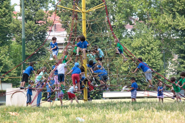 Kinder Spielen Freien Auf Dem Spielplatz Stockbild