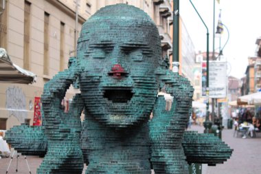 Yakın plan bronz heykel.