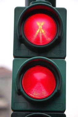 Kırmızı trafik ışığı ışıklı yol tabelası