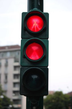 Kırmızı trafik ışığı ışıklı yol tabelası