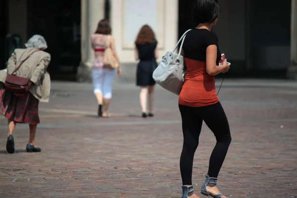 Persone Che Camminano Centro Della Città — Foto Stock