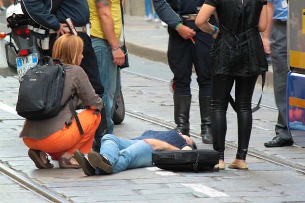 Homme Sol Avec Des Personnes Secourues Après Accident Route — Photo