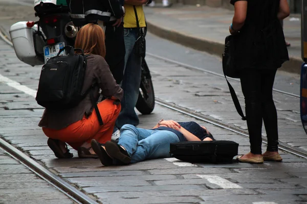 Mann Nach Verkehrsunfall Mit Geretteten Menschen Boden — Stockfoto