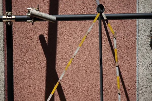 Arbeider Aan Het Werk Boven Dakverpakking Buitenhuis — Stockfoto