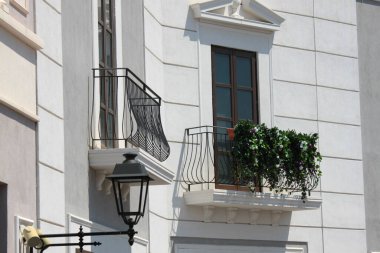 özel pencereli evin dış görünümü