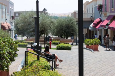 Ağaçlar ve yeşilliklerle şehir manzarası