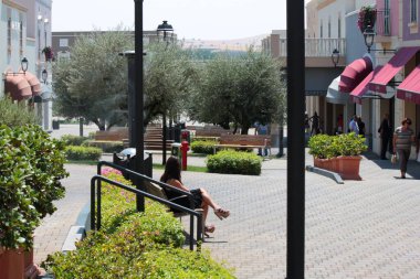 Ağaçlar ve yeşilliklerle şehir manzarası