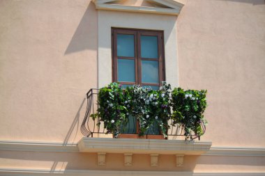 özel pencereli evin dış görünümü