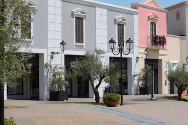 Ağaçlar ve yeşilliklerle şehir manzarası