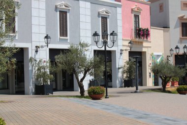 Ağaçlar ve yeşilliklerle şehir manzarası