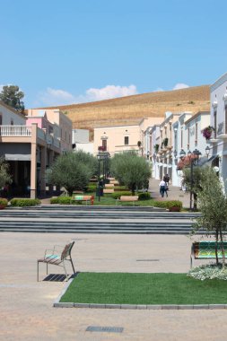 Ağaçlar ve yeşilliklerle şehir manzarası