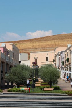 Ağaçlar ve yeşilliklerle şehir manzarası