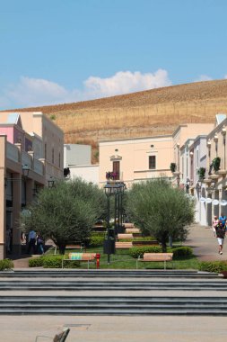 Ağaçlar ve yeşilliklerle şehir manzarası