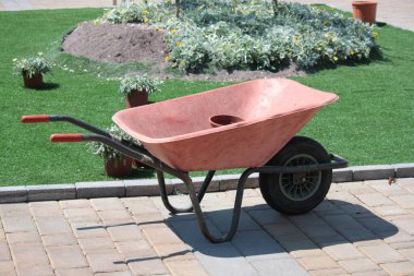 El işi için malzeme taşımak için el arabası