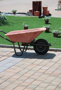 El işi için malzeme taşımak için el arabası